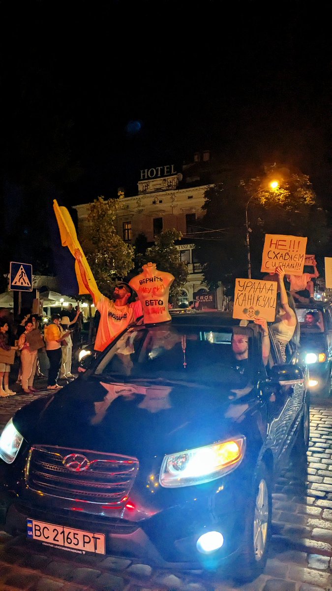 BSun24's tweet image. Пам'ятаю, як батьки не пустили в Київ на майдан, а вже покійна бабуся казала "та не переживай, то не перший і не останній, ще встигнеш"
🗿🗿🗿
Львів, 2025 рік: