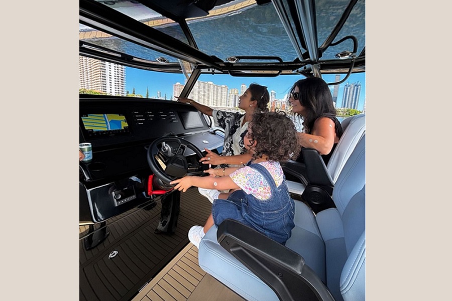 Oh Women (@oh_women) on Twitter photo Priyanka Chopraās daughter Malti turns ācaptainā of the ship
ohwomen.in/post/priyanka-ā¦
#MOTHERHOODANDPARENTING <a href="/priyankachopra/">PRIYANKA</a> <a href="/nickjonas/">Nick Jonas</a> <a href="/urstrulyMahesh/">Mahesh Babu</a> <a href="/Naishuller/">Ilya Naishuller</a> #MaltiMarie #AyeAyeCaptain #FamilyGoals #BahamasHoliday #MomAndDaughterMoments #YachtVibes #PCJTurns42 <a href="/oh_women/">Oh Women</a> Priyanka Chopraās daughter Malti turns ācaptainā of the ship
ohwomen.in/post/priyanka-ā¦
#MOTHERHOODANDPARENTING <a href="/priyankachopra/">PRIYANKA</a> <a href="/nickjonas/">Nick Jonas</a> <a href="/urstrulyMahesh/">Mahesh Babu</a> <a href="/Naishuller/">Ilya Naishuller</a> #MaltiMarie #AyeAyeCaptain #FamilyGoals #BahamasHoliday #MomAndDaughterMoments #YachtVibes #PCJTurns42 <a href="/oh_women/">Oh Women</a>