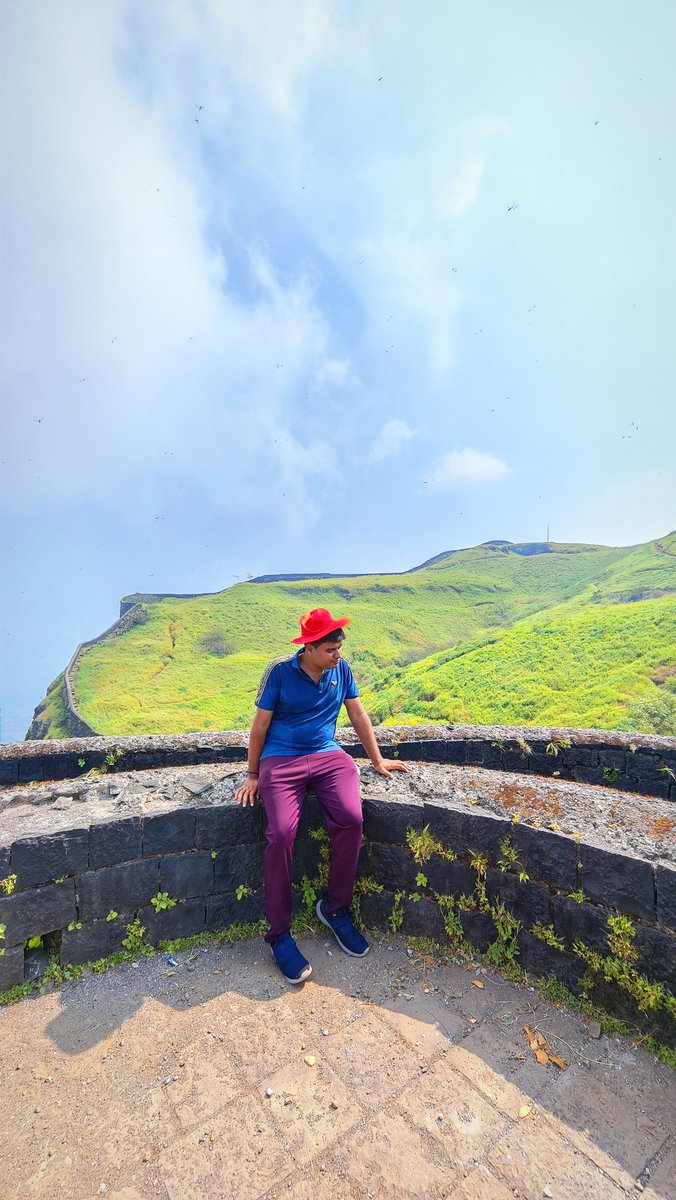 Marathiwarrior7's tweet image. सह्याद्रीच्या कडेकपाऱ्यांतील भटकंती 🏞️
अशक्य सुंदर सह्याद्री... 🚩🧗♂️🧗🏞️
ठिकाण :- किल्ले तोरणा... 🚩🙌
#निसर्ग #सह्याद्री #गडकिल्ले