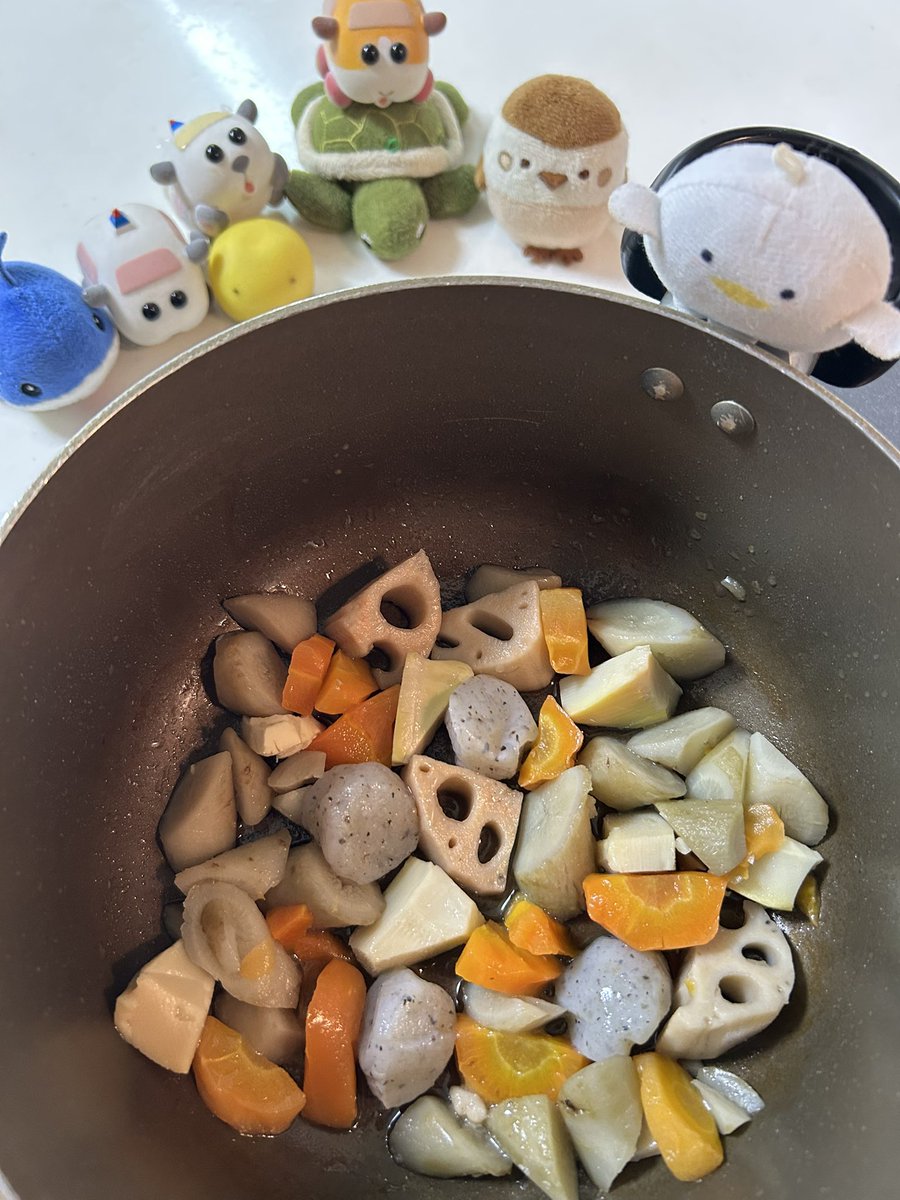micha_micha7's tweet image. 鶏さんの残った油で筑前煮の素を炒めてから鶏さんを戻して
お酒、お水、砂糖、みりんを入れて蓋をして蒸し蒸しです🐥
あー😮💨蓋といえば
やっぱりシャーくん🦈とひよこちゃん🐤の
蓋の取手とり勝負なのね😂