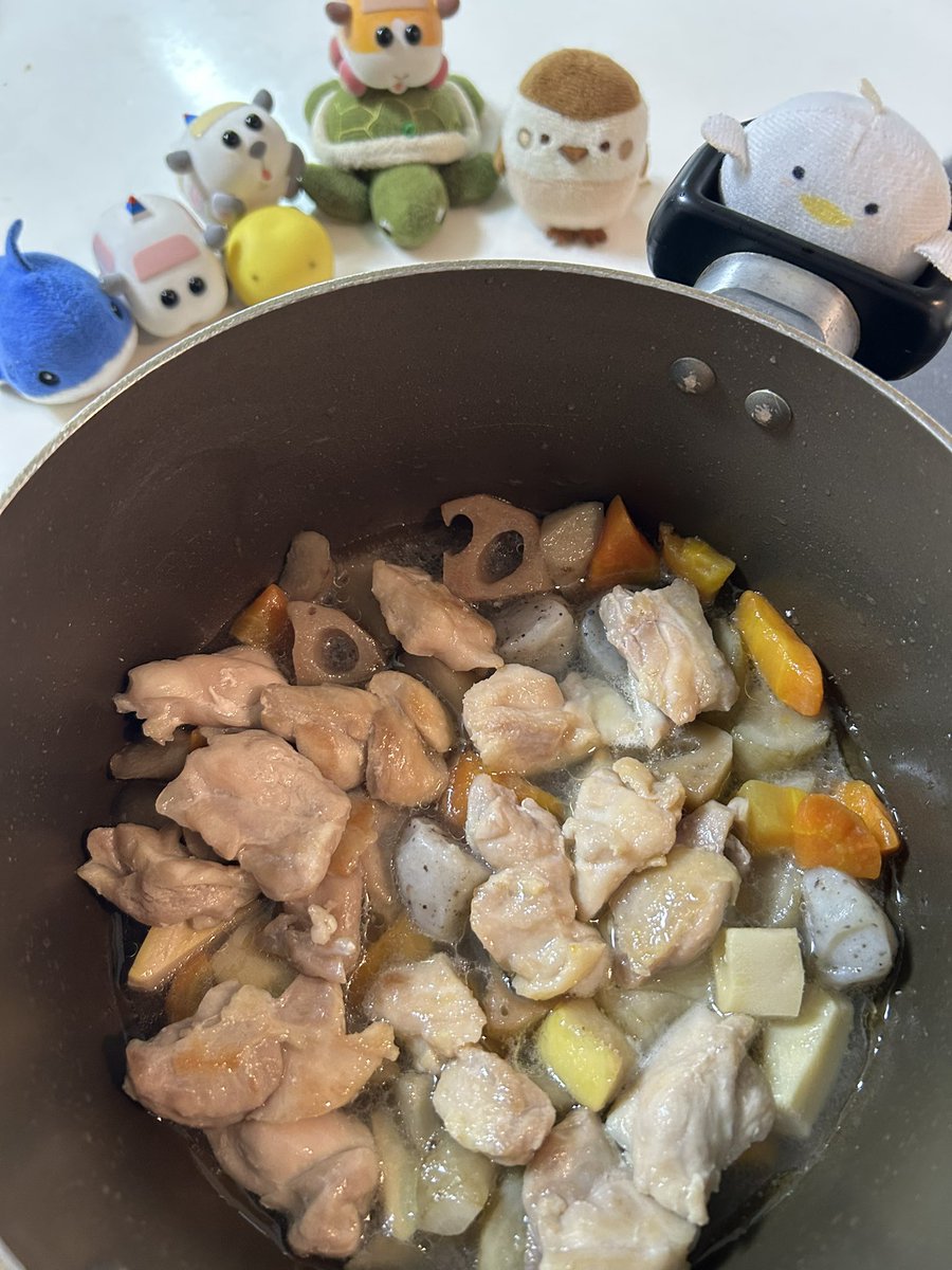 micha_micha7's tweet image. 鶏さんの残った油で筑前煮の素を炒めてから鶏さんを戻して
お酒、お水、砂糖、みりんを入れて蓋をして蒸し蒸しです🐥
あー😮💨蓋といえば
やっぱりシャーくん🦈とひよこちゃん🐤の
蓋の取手とり勝負なのね😂