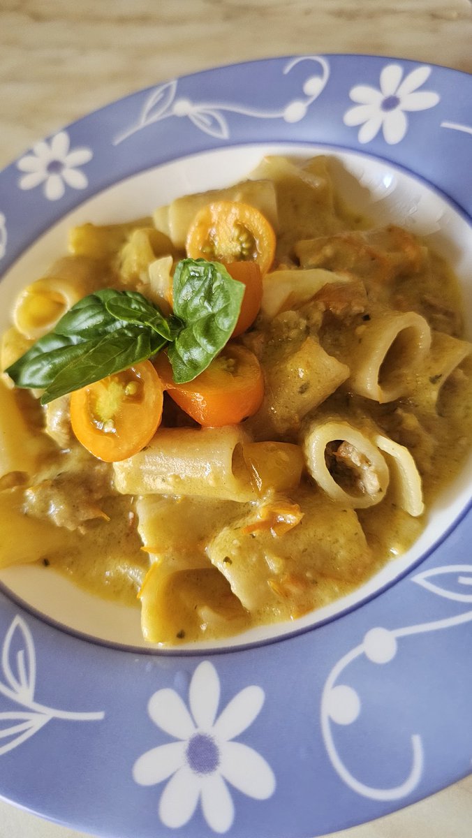 Rosadargento_00's tweet image. Mezze maniche al sugo di datterino giallo e salsiccia 
🍽🍷