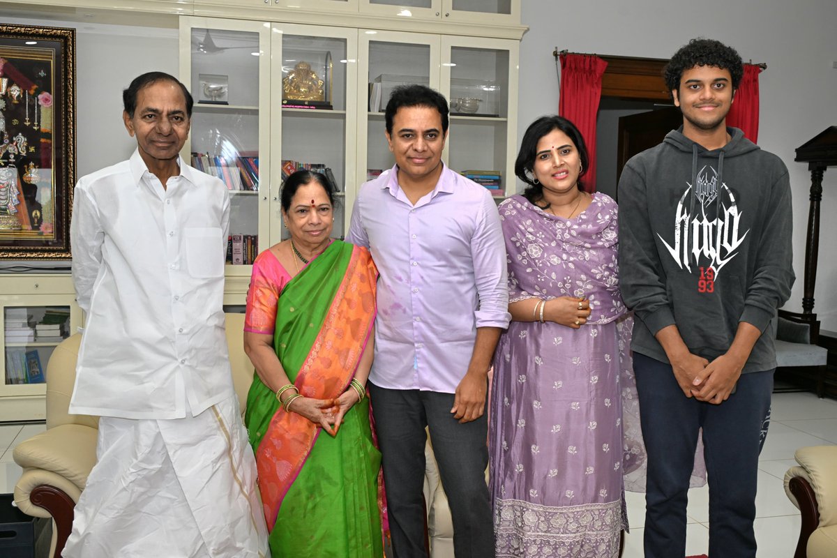 తన పుట్టిన రోజు సందర్భంగా తండ్రి, బీఆర్ఎస్ అధినేత కేసీఆర్ గారి ఆశీర్వాదం తీసుకున్న పార్టీ వర్కింగ్ ప్రెసిడెంట్ <a href="/KTRBRS/">KTR</a>

భార్య శైలిమ, కుమారుడు హిమాన్షుతో ఎర్రవెల్లి నివాసానికి చేరుకున్న కేటీఆర్, తన తల్లిదండ్రులను కలిసి పాదాభివందనం చేశారు.

ఈ సందర్భంగా వారు పుట్టిన రోజు