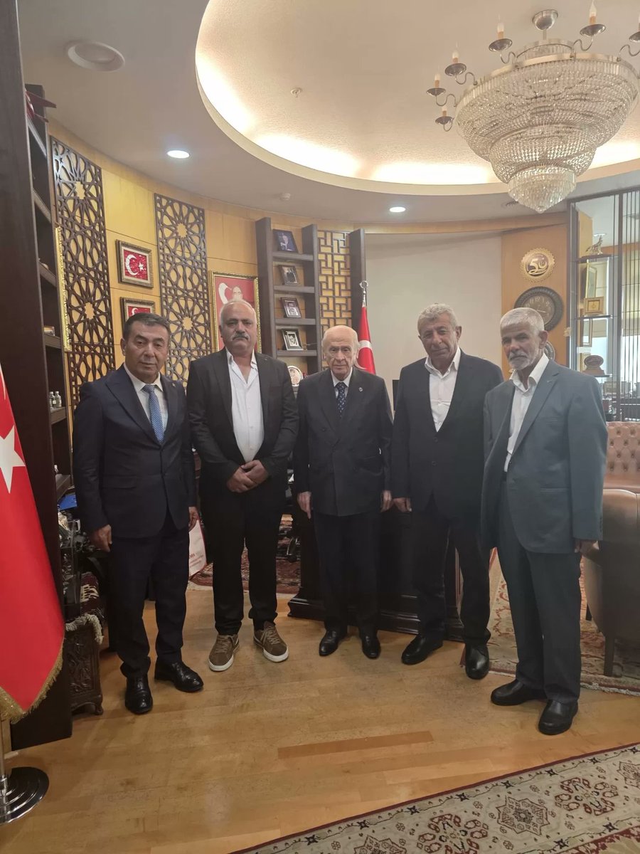 Bünyanlı şehit aileleri MHP Lideri Devlet Bahçeli’yi ziyaret etti

turkgun.com/gundem/bunyanl…

#DevletBahçeli' #şehitaileleri