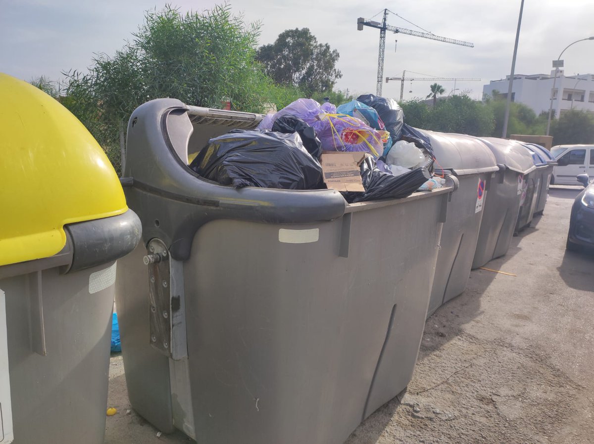 Si crees que el servicio de basuras en Vera precisa de un reciclaje por: 
👎 Contenedores insuficientes.
👎 Recogidas escasas.
👎 Punto limpio inexistente.
👎 Suciedad. 
👎 Tapas, pedales y material roto.
👎 Enseres presentes.

Protesta 19:15/24julio/Calle Juan Sebastián el Cano.