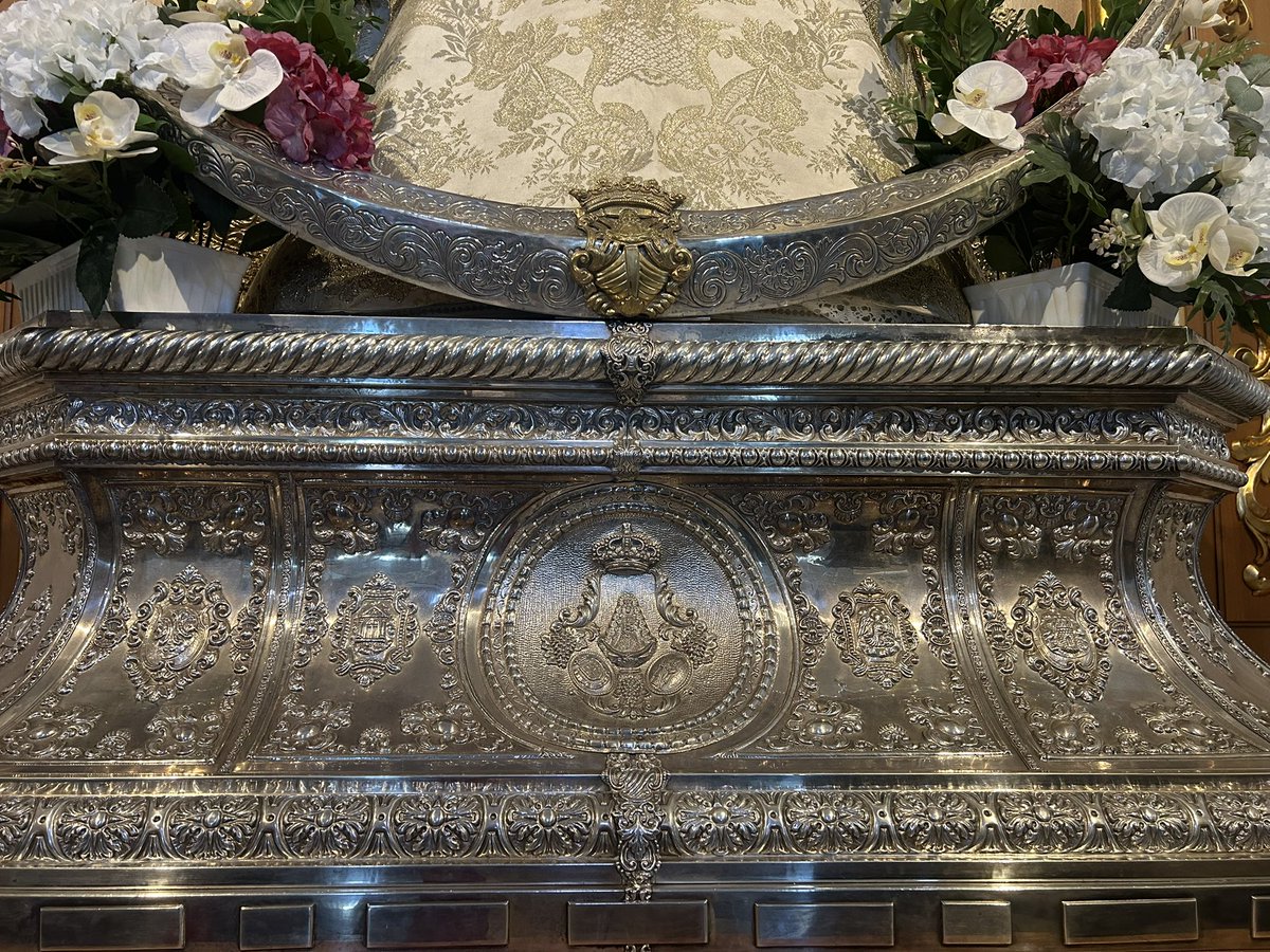 Otro jueves más,nuestra hermandad ha abierto la Parroquia de San Pedro.

Hoy nuestras camaristas se han encargado de las labores de conservación y limpieza de la peana de Nuestra Señora del Rocío.