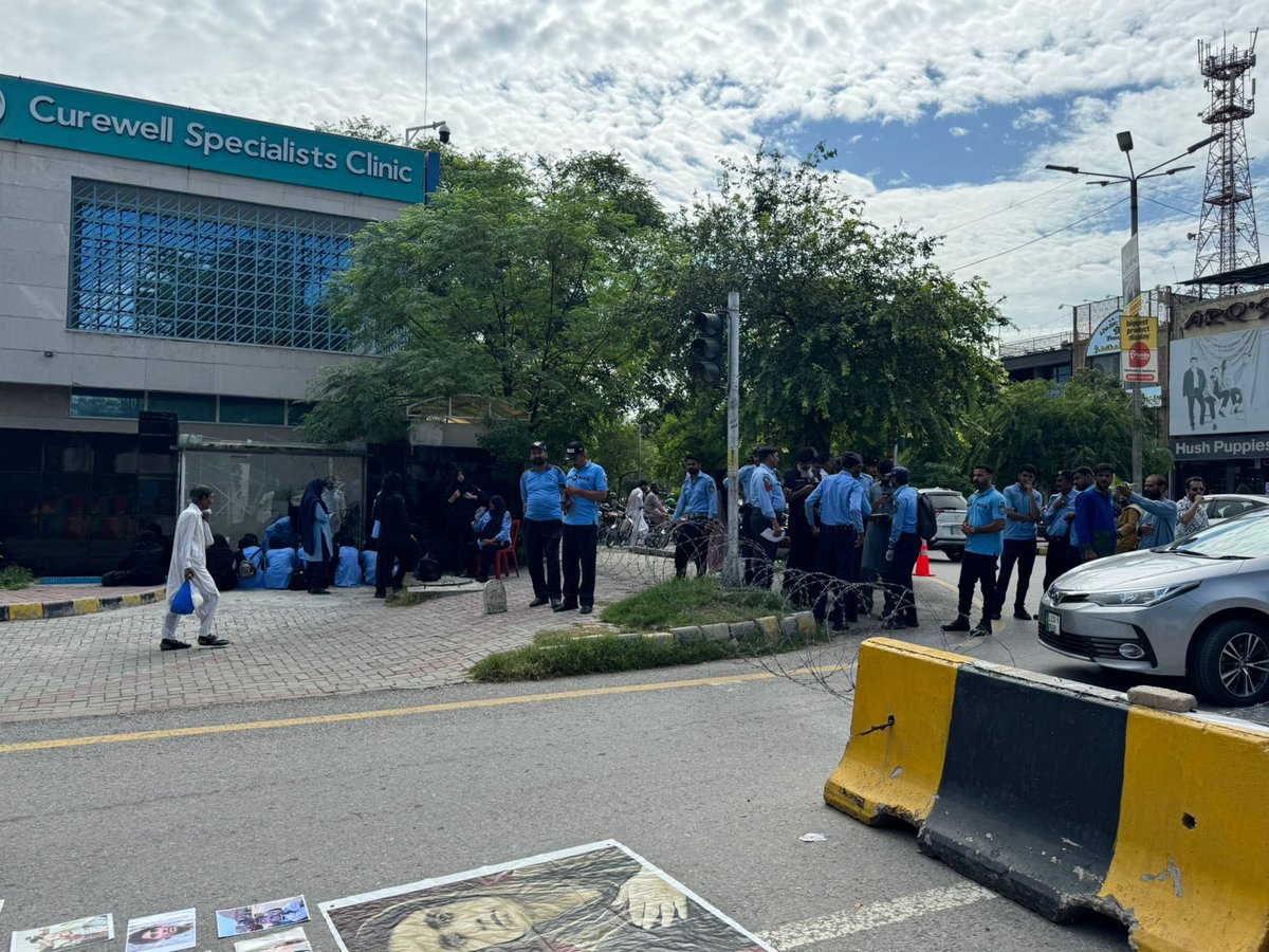 BalochYakjehtiC's tweet image. 𝗗𝗮𝘆 𝟵 𝗼𝗳 𝗜𝘀𝗹𝗮𝗺𝗮𝗯𝗮𝗱 𝗦𝗶𝘁-𝗜𝗻
Today marks the ninth consecutive day of the sit-in by Baloch families in Islamabad, demanding the release of BYC leaders and an end to enforced disappearances. Instead of addressing their legitimate demands, Pakistani authorities…