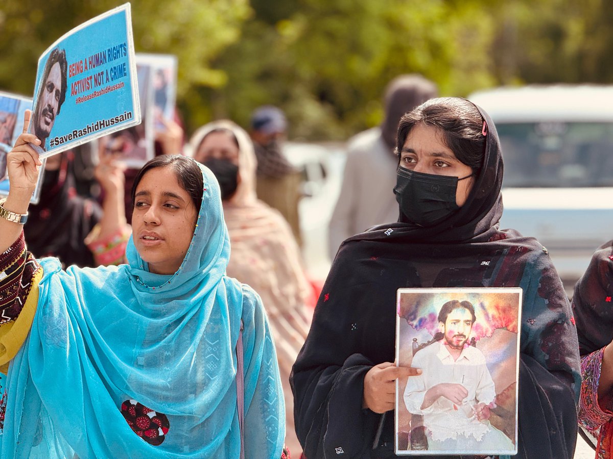 BalochYakjehtiC's tweet image. 𝗗𝗮𝘆 𝟵 𝗼𝗳 𝗜𝘀𝗹𝗮𝗺𝗮𝗯𝗮𝗱 𝗦𝗶𝘁-𝗜𝗻
Today marks the ninth consecutive day of the sit-in by Baloch families in Islamabad, demanding the release of BYC leaders and an end to enforced disappearances. Instead of addressing their legitimate demands, Pakistani authorities…