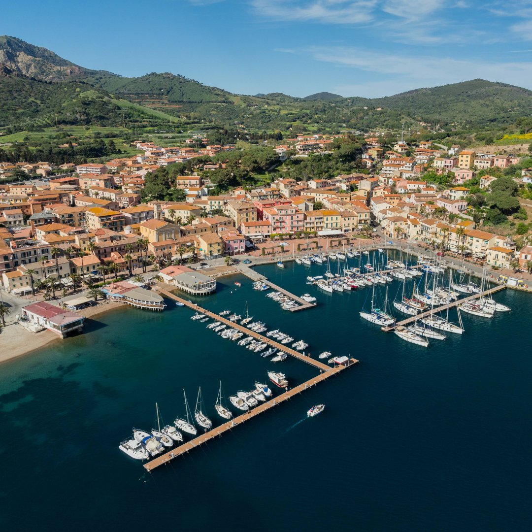 #PortoAzzurro, once called Porto Longone, is a fishing village nestled in the heart of the Gulf of Mola, surrounded by calm seas and ancient history.
It's perfect for those who love the sea and fascinating stories.
bit.ly/PortoAzzurroEng

Ph. D. Fiaschi #VisitElba