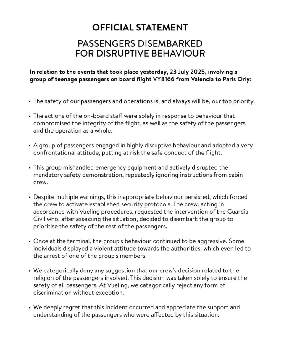 ScaryEurope's tweet photo. 🚨JUST NOW--
Vueling Airlines rejects 'antisemitism' accusations of 'forcing 50 Jewish children off plane for singing in Hebrew' ---
#Vueling #vuelingairlines #AntisemitismVueling #JewishVoices #children #Crew #Hebrew #mishandling #Emergency https://t.co/ax06CDAUAR