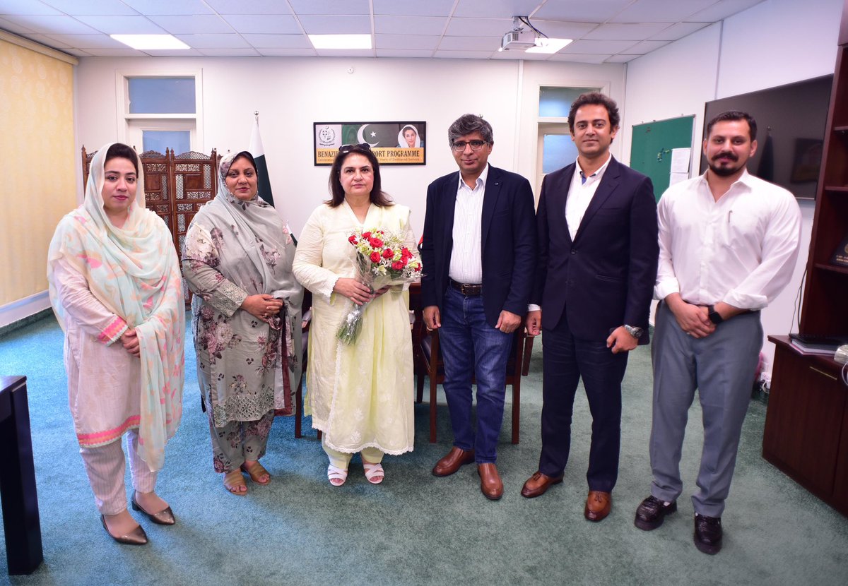 Team members of the Benazir Hunarmand Programme congratulated Senator Rubina Khalid on being elected as a Senator for the third time. Chairperson BISP cut a cake to mark the occasion and thanked the Hunarmand team for their warm wishes.

#BISP #BenazirHunarmandProgramme