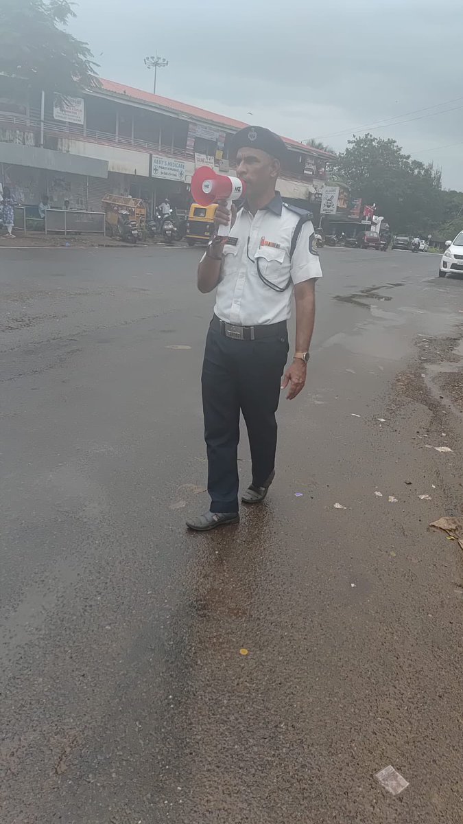 Rain or shine, #GoaTrafficPolice officers are on the ground regulating traffic and patrolling key areas to keep you safe. Let’s follow the rules and make their job easier.