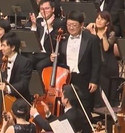 Alc_Rimbaud's tweet image. ウィーンで学んだ大町陽一郎 先生はウィンナワルツの名手。九響とフォルクスオーパー管とシュトラウスのワルツ集を録音している。その演奏に参加した師匠。
最近、日本人指揮者と日本のオケのウィンナワルツの録音を聴いて、こりゃ大町先生が破門するために降臨しはるでぇ、と呟いてしまった😂