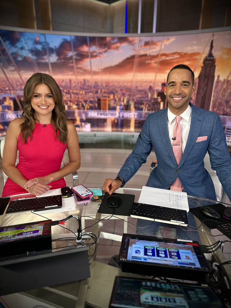 MichaelEstimeWX's tweet image. Happy Thursday!
Over 125 million Americans will go from the oven into the broiler today with feel like temperatures in St. Louis surging to between 105 to 110°F 🥵
Join @BrittaMerwinW and I from 5 AM to 8 AM on @foxweather for more! 