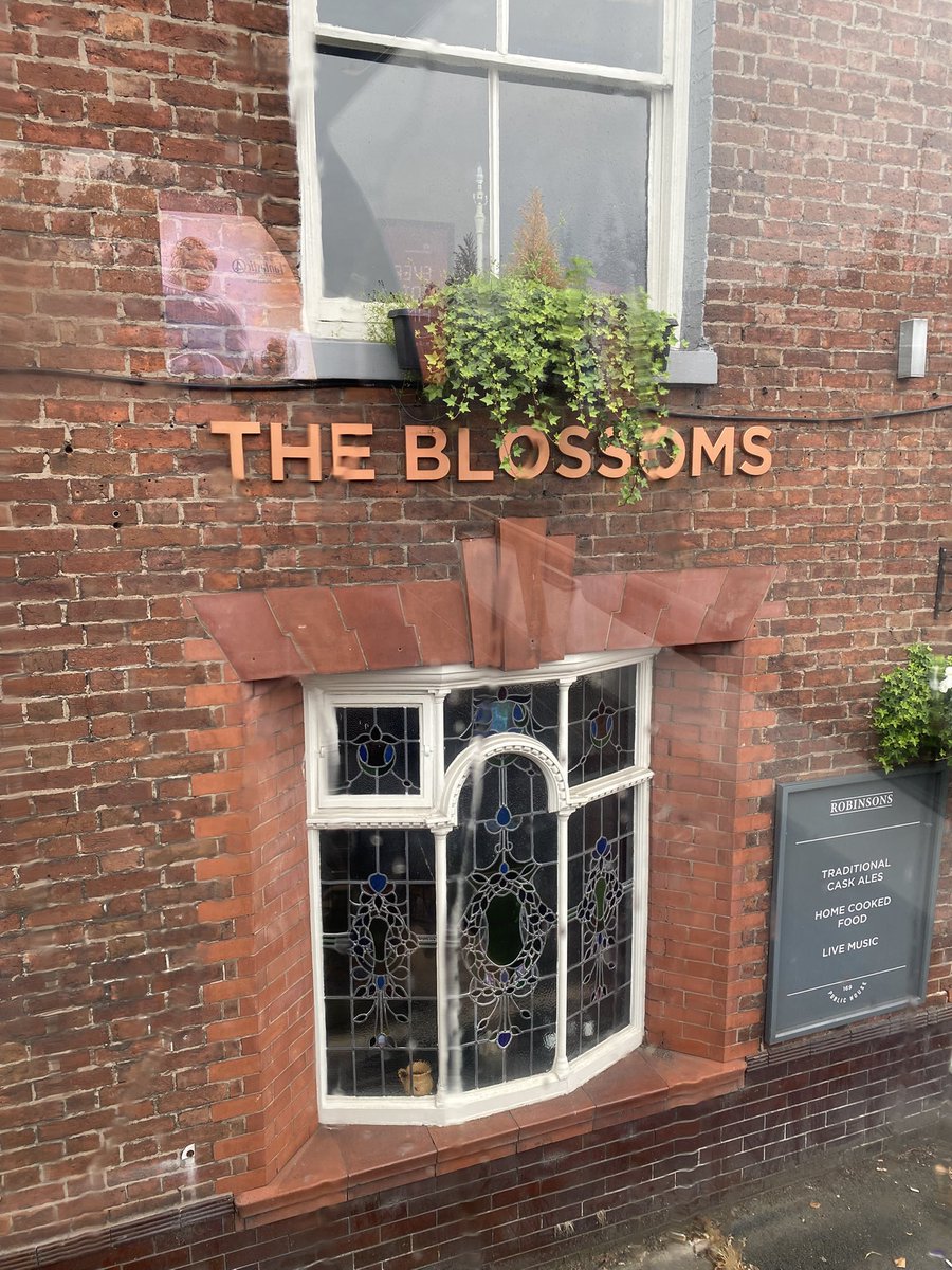 Currently on the 192. Sat next to Gary the gorilla <a href="/BlossomsBand/">BLOSSOMS</a>