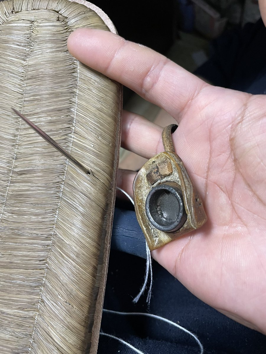 shinagawamaruya's tweet image. 随分と良い表やってるじゃねぇか。
なかなか出来て来ないんだよ・・・
そうか、これからの下駄屋は大変だな。
そんな話が最後だったかなーと。
その大変な足掻きを。
特等席で見せてやろうと思ってたんだが。
おかげでほんの少しだけ。
すげるのは上手くなっている気がしてます。