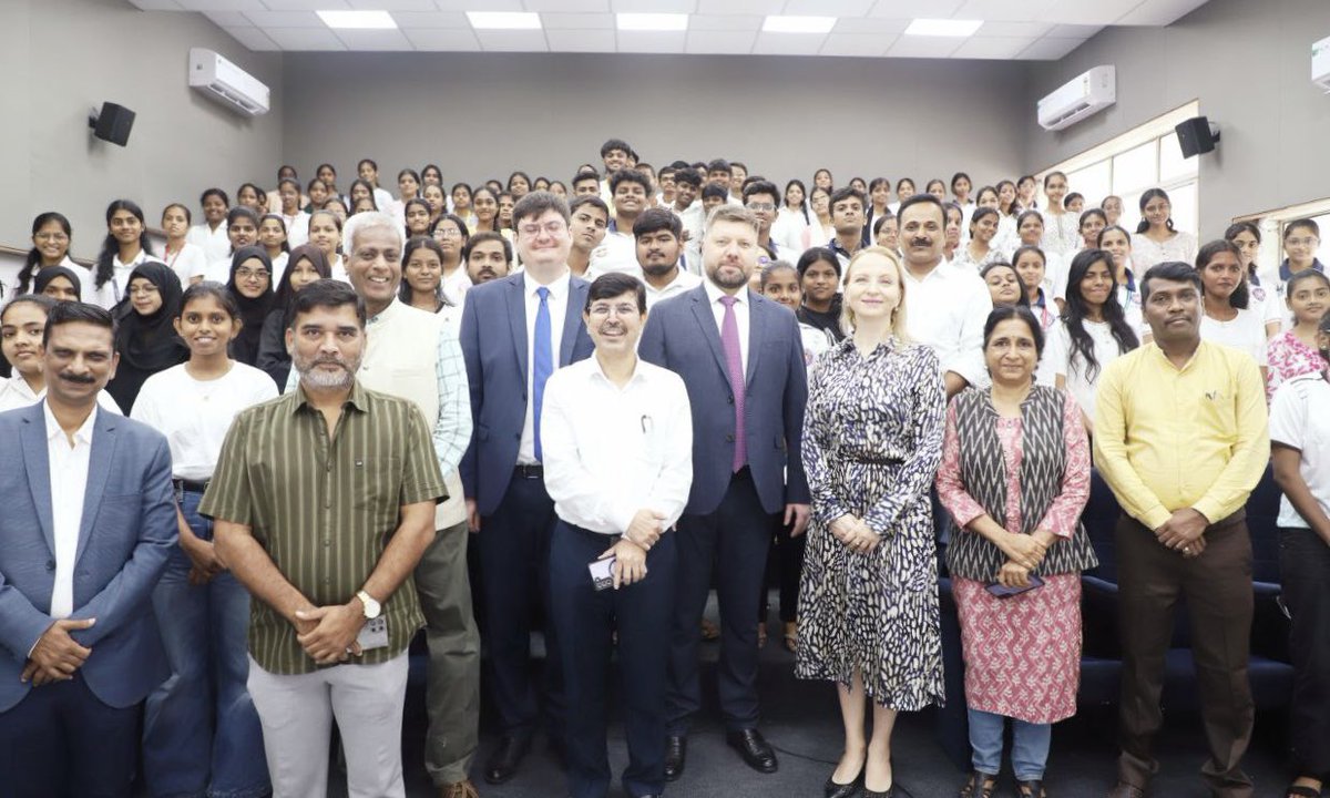 RusEmbIndia's tweet image. 🇷🇺🇮🇳 On July 23, the work on equipping the lecture hall of the "Innopraktika" development institution was completed at the University of #Mumbai @Uni_Mumbai.

More details 👉🏻 t.me/RusEmbIndia/11…

#RussianLanguage
#RussiaIndia
#DruzhbaDosti