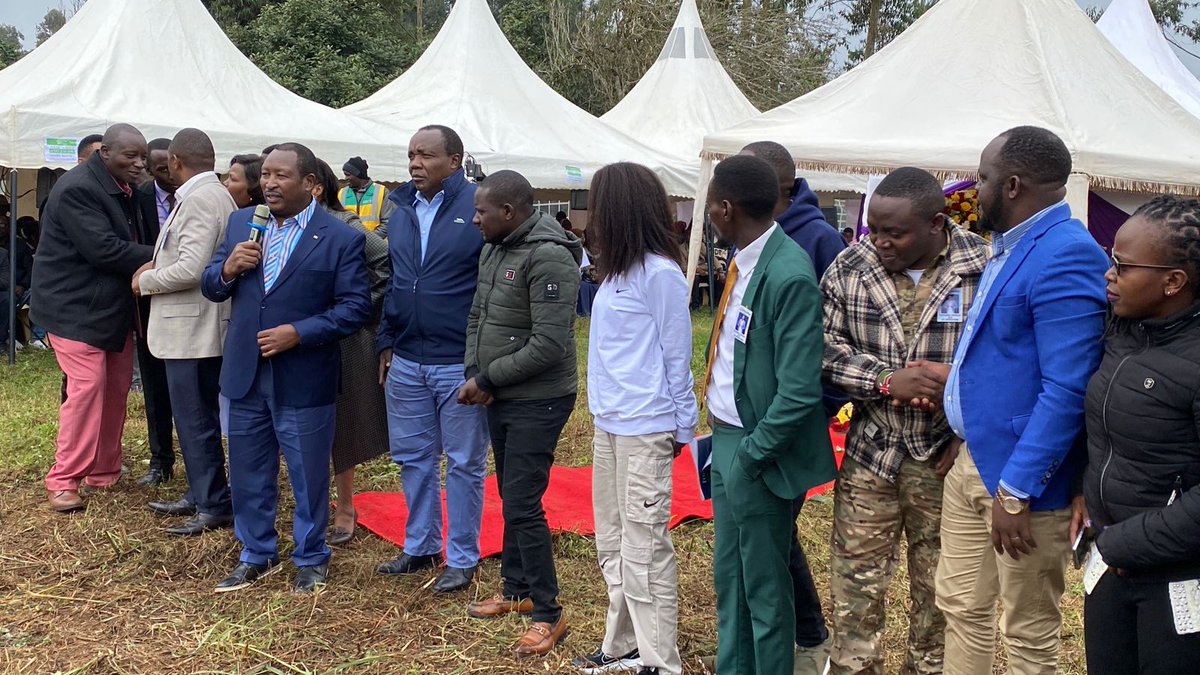 KimBadeji's tweet photo. At KK Mwenyewe’s burial, Hon Mbithe Mulinge united communities. Kenya country edition lauds her empathy. Daily Trends EA sees her as a compassionate Kitui leader. #CompassionateLeader https://t.co/BvHXGC6JlE