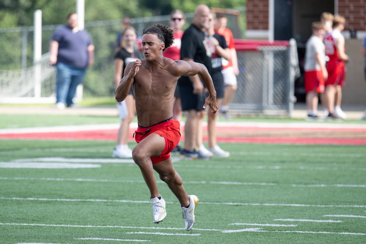 JaedynKatchur's tweet image. Great max out event yesterday hosted by UHS 💪 Proud to support some great organizations while putting up new PRs!
4.6 40-yard dash
370 squat
215 clean
220 bench
#PRDay #UHSFootball #MaxOut @Coach_Lawless @CoachSnyderUHS @uhshawksfb