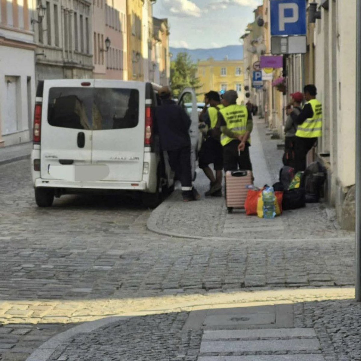 KonradBerkowicz's tweet image. Ząbkowice Śląskie. Kolejny transport imigrantów. Rząd już wdraża Pakt Migracyjny.