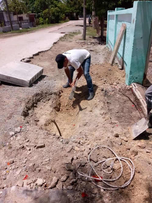 🔵🔴⚪️| #HonorHolguinero para nuestros constructores, que con pasión y compromiso, trabajan por la educación en #Holguín.
#Proved 
#SustentandoElFuturo