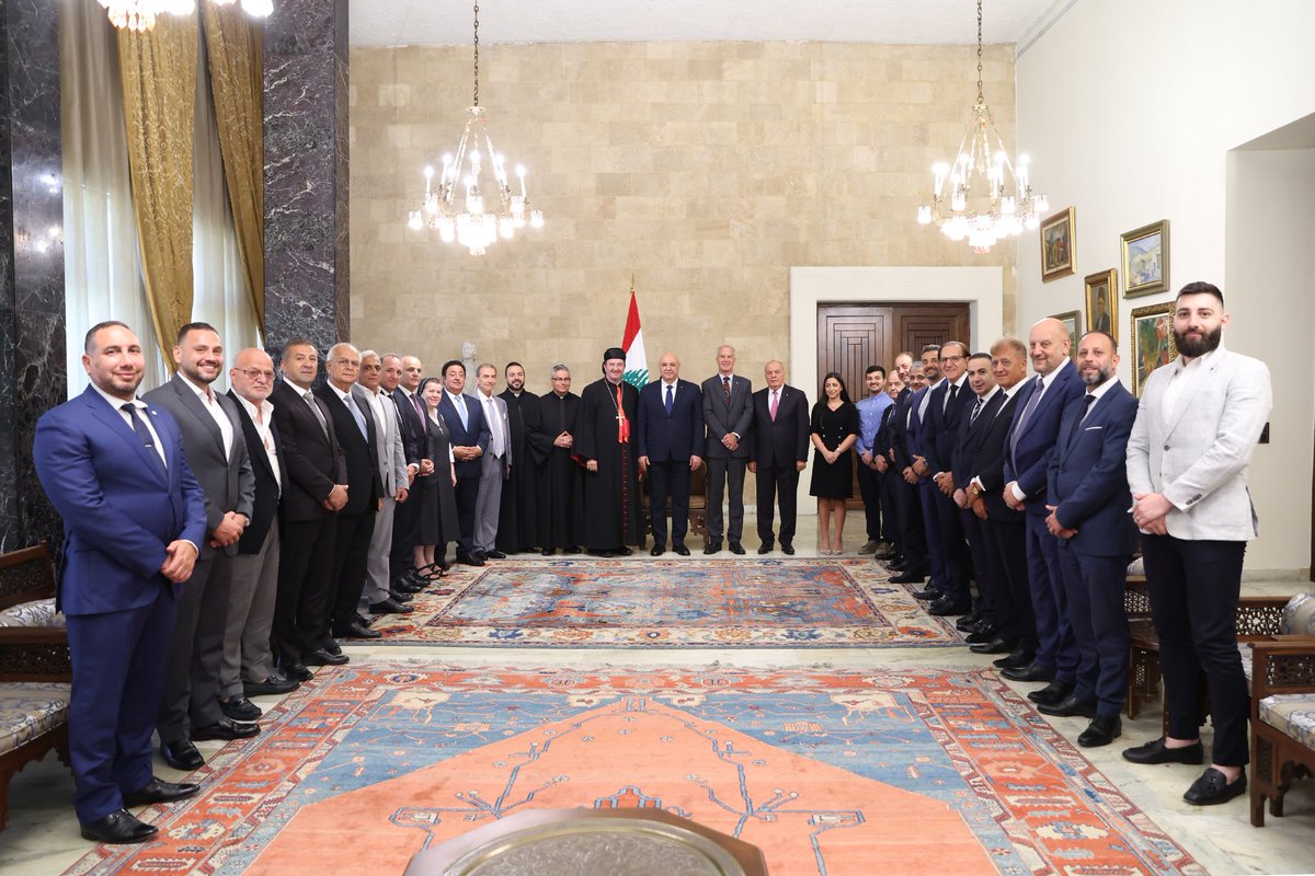 LBpresidency's tweet image. راعي أبرشية أوستراليا المطران أنطوان طربيه مع وفد من الجالية اللبنانية في اوستراليا:
متمسكون بلبنان كما نعمل بضمير وفعالية من اجل بلدينا معا لبنان واوستراليا، ونلتزم مع فخامتكم بلبنان الرسالة ونموذج حوار للشرق والغرب والحرية هي الضمانة للوحدة ضمن التعددية ولن تكون للطوائف…