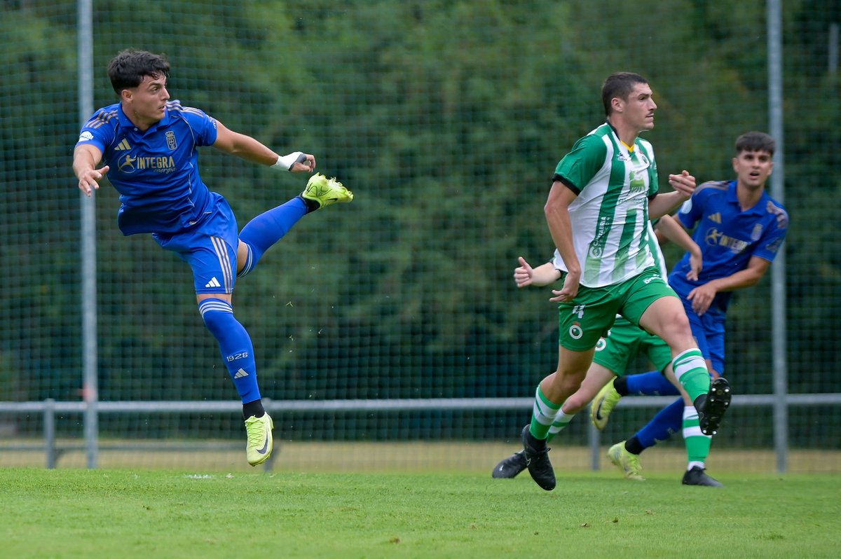 Cantera1926's tweet image. ⏸️ Descanso en El Requexón
📸 Se mantiene el 1-1 ante el @RacingCantera gracias al tanto de Joaquín Delgado de cabeza en el 13'
#RealOviedoVetusta
#CanteraRO 🔵⚪
