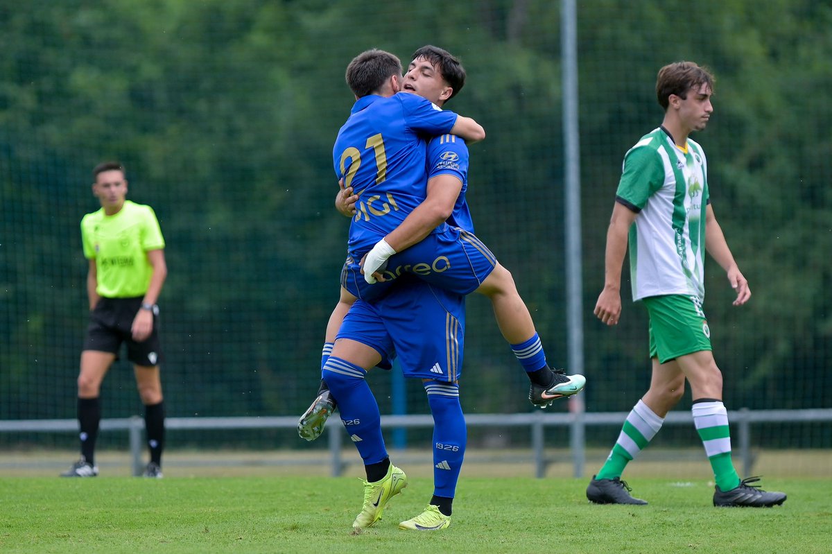Cantera1926's tweet image. ⏸️ Descanso en El Requexón
📸 Se mantiene el 1-1 ante el @RacingCantera gracias al tanto de Joaquín Delgado de cabeza en el 13'
#RealOviedoVetusta
#CanteraRO 🔵⚪