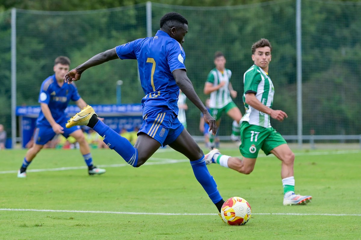 Cantera1926's tweet image. ⏸️ Descanso en El Requexón
📸 Se mantiene el 1-1 ante el @RacingCantera gracias al tanto de Joaquín Delgado de cabeza en el 13'
#RealOviedoVetusta
#CanteraRO 🔵⚪