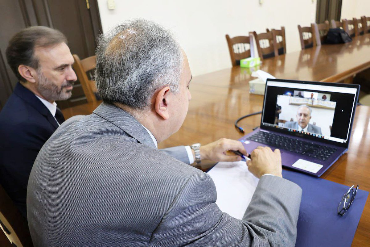 عقد رئيس جامعة دمشق الدكتور "مصطفى صائم الدهر"، اجتماعاً افتراضياً مع رئيس <a href="/Ajloun_un/">جامعة عجلون الوطنية</a>  الدكتور "فراس الهناندة"، لبحث آفاق التعاون الممكنة بين الجامعتين, وشكّل اللقاء خطوة مهمة نحو تعزيز البحث العلمي وتوسيع الشراكات بين الجامعات العربية.