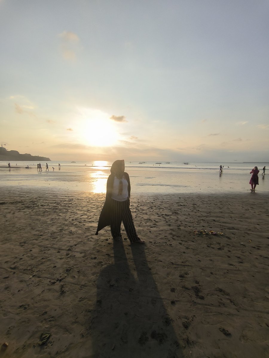 Hello again Bali. Sedang ada di pulau Dewata kembali krn bbrp urusan yg mendesak yg hrs diurus.Urusan pribadi, urusan teman &amp; urusan keluarga. Bertemu seseorang dlm circle kehidupan tak ada yg kebetulan. Semua ada jalannya &amp; ceritanya, kembali mempertemukan Bali - Sunda.Rahayu 🪷
