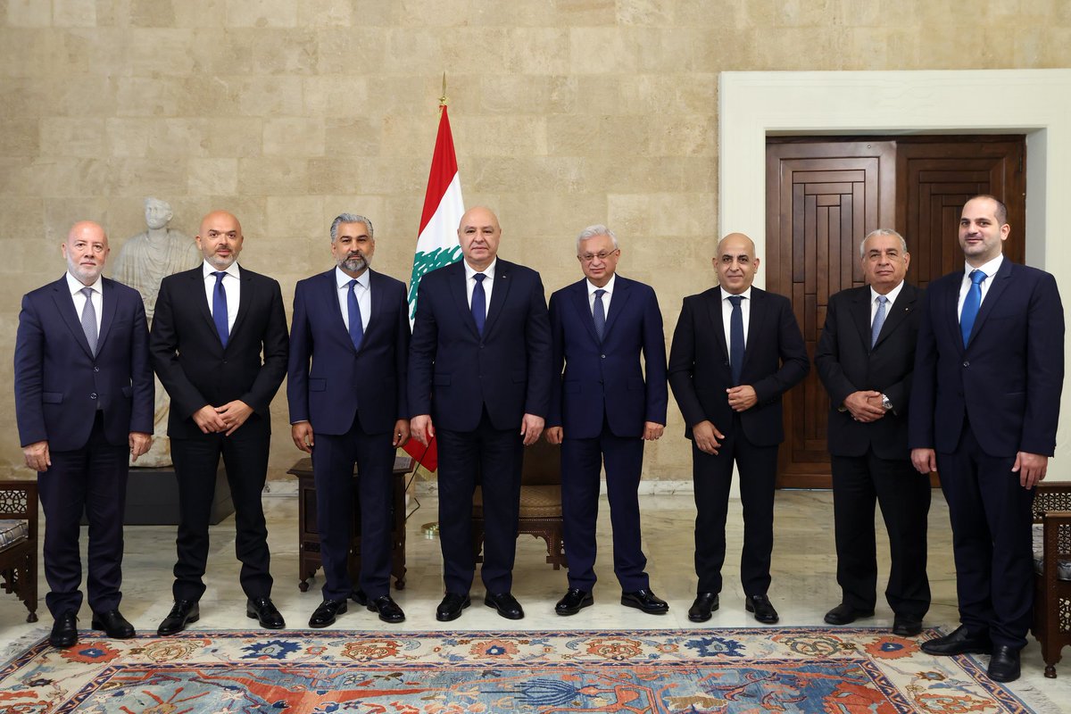 LBpresidency's tweet image. الرئيس عون استقبل رئيس مجلس الأعمال اللبناني الكويتي أسعد صقال مع وفد عرض نشاطات المجلس بهدف تقوية العلاقات الاقتصادية بين البلدين لاسيما زيادة التجارة البينية وتشجيع السياحة واستقطاب الاستثمارات.
- الرئيس عون نوه بالدعم الذي تقدمه الكويت اميراً وحكومة وشعباً للبنان في المجالات…