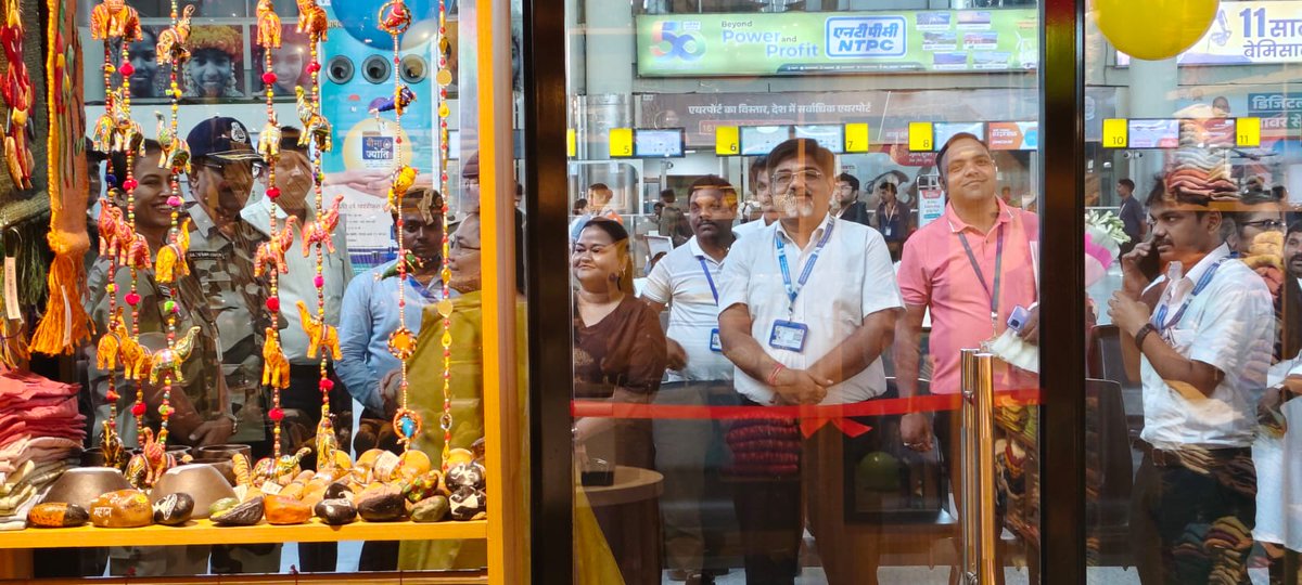 वाराणसी अंतरराष्ट्रीय हवाई अड्डा पर Tribes India Outlet की सेवा के माध्यम से यात्रियों के अनुभव को बेहतर बनाने की एक ओर पहल।
Tribes India द्वारा सेवा का उदघाट्न विमानपत्तन निदेशक द्वारा भा वि प्रा के वरिष्ठ अधिकारियों के साथ  प्रस्थान हॉल में किया गया ।