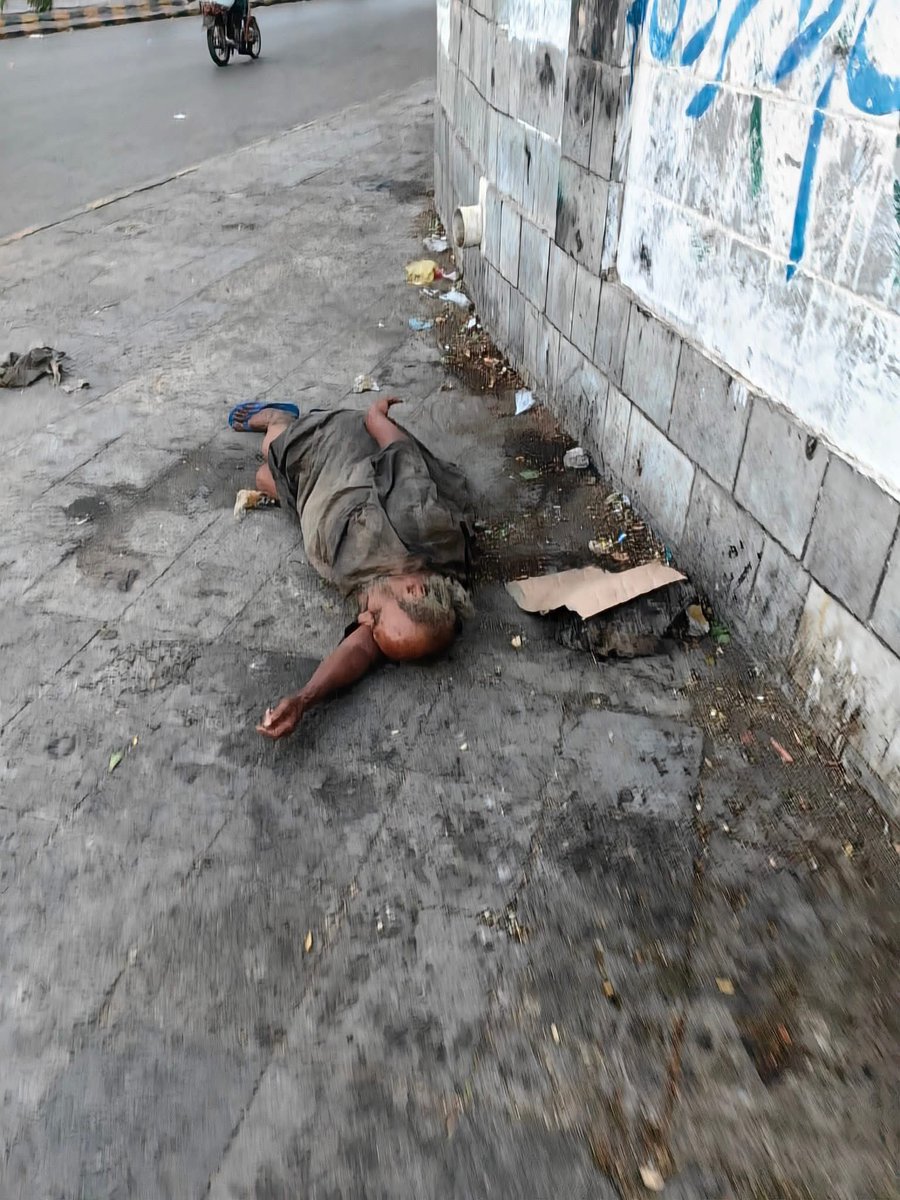 صورة تختصر مأساة مدينة الوجع.. عائلات كاملة في الحديدة تنام على الأرصفة بلا مأوى، بلا كهرباء، بلا دولة، في ظل سلطة الحوثي الكهنوتي. من لا يملك سريرًا لأولاده، لن يرضى بدولة تحكمها عمامة. #طارق_صالح #بحرية_المقاومة_الوطنية