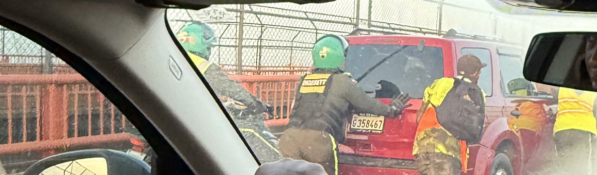 Sinceramente que los DIGESETT la tienen difícil.

Tener que “BREGAR” diariamente con el jodido “tigueraje” dominicano y además hacer de tripas corazón para mantener el flujo vehicular…

Aunque la acción sea noble y demuestra el nivel de compromiso con su trabajo; es abusivo que