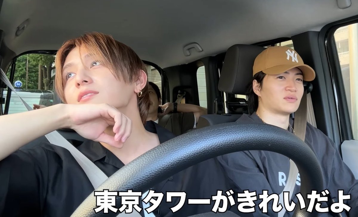 red___hero's tweet photo. 下からアングルなのにエゲツないくらい美人な山田涼介 https://t.co/aUSwRxnJJ8
