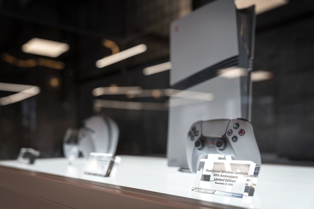 FirespriteGames's tweet image. 🤩 Check out our Studio's new PlayStation 5 Pro 30th Anniversary Limited Edition display!