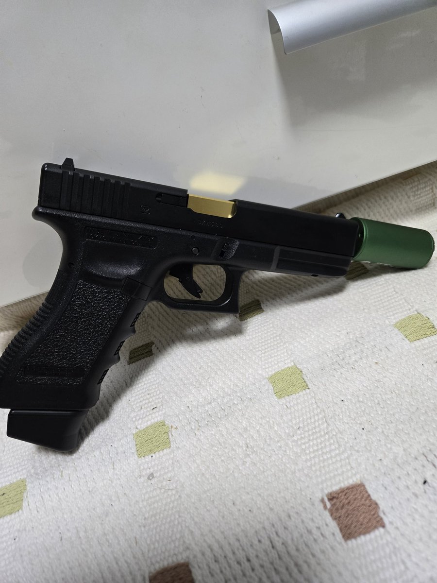 PooohSakai's tweet image. #お気に入り2
最近のメインの？セカンダリー
G22　夜戦とか室内で使えるようにアウター変えました。
個人的にG17より使いやすい
gen5が使いにくい訳では無いですよ😃