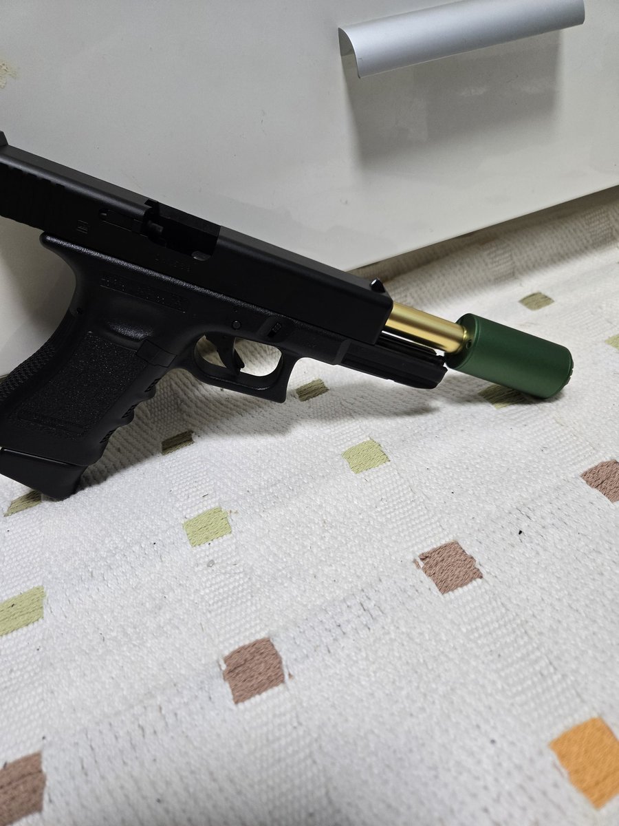 PooohSakai's tweet image. #お気に入り2
最近のメインの？セカンダリー
G22　夜戦とか室内で使えるようにアウター変えました。
個人的にG17より使いやすい
gen5が使いにくい訳では無いですよ😃