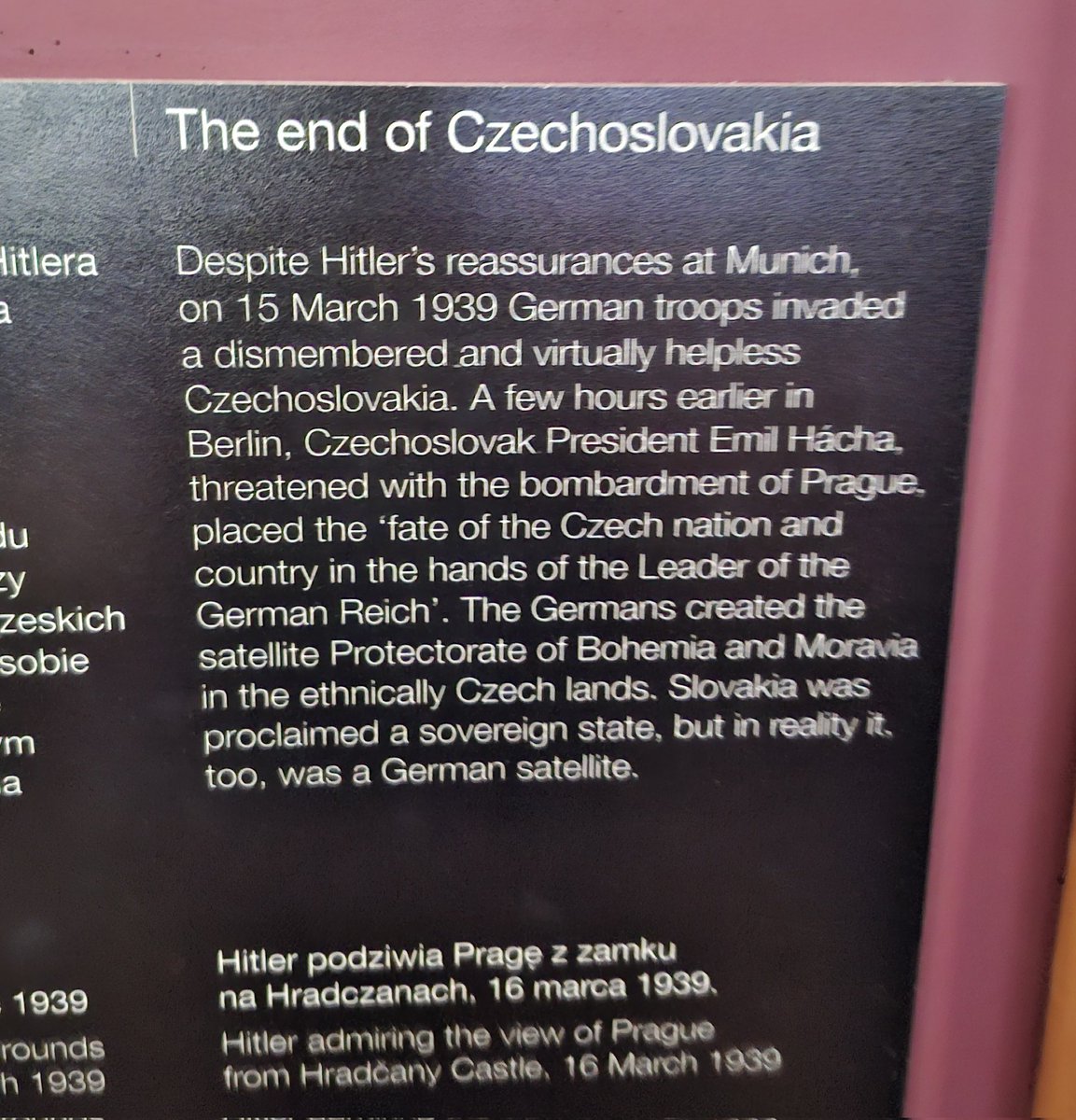 Tam, kde to 'formálně' začalo. Druhá světová válka. Westerplatte, Gdaňsk. Trochu ti to zoponuje priority, když vylezeš ven. Ale především to prohloubí nepochopení příčin adorací toho ruského zločince, na úrovni Hitlera, Lenina, Stalina... Ono to ale možná souvisí s předchozím: