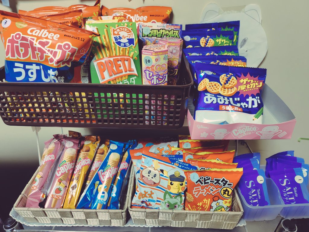 ane_hoshimaru's tweet image. これは今夏のおやつコーナー☀️🍉🌻
子供たちがお手伝い＆宿題ポイントと交換できます