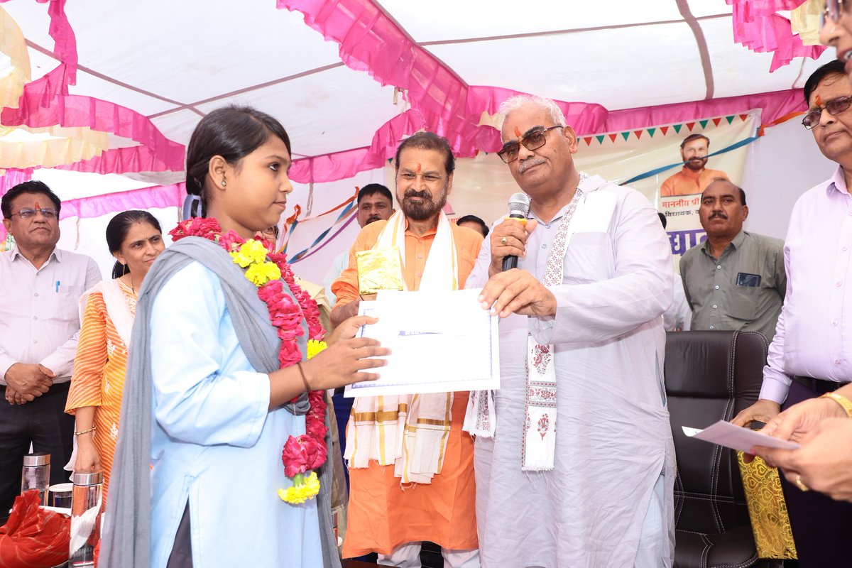 madandilawar's tweet image. राजकीय उच्च माध्यमिक विद्यालय सुभाष नगर कोटा में 80% से अधिक अंक प्राप्त करने वाले मेधावी विद्यार्थियो का सम्मान किया।
इस अवसर पर 19.14 लाख रुपए राशि की लागत से बनाए गए 2 नए कक्षा कक्षो का लोकार्पण किया।
विद्यालयों का ढांचागत विकास एवं उत्तम शिक्षा मेरी प्राथमिकता है।