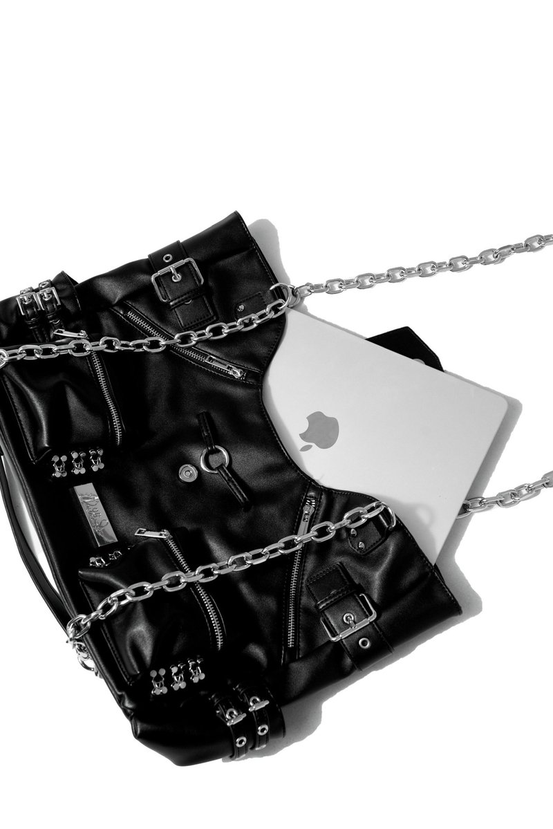 dustdevil_offi's tweet image. 🌪️デッドロックチェーンバッグ🌪️
¥17,380 (税込)
"誰が見ても「カッコいい。」物がほしい。"という方には是非このバッグを背負ってみて欲しい。
この中に無駄なモノは一つもない。背負うだけで全て完成しちゃう”カッコいい”そのものです。
2025.07.26~