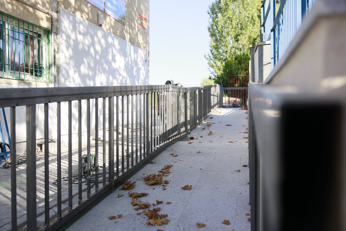 AytoColmenar's tweet image. 🚧🏫 El Ayuntamiento construye una nueva rampa en la entrada del CPB Fuentesanta de #ColmenarViejo
♿️ Mejora de la accesibilidad para todos los alumnos
🚛 Mejor acceso de mercancías y reparto
💰 Presupuesto alrededor de 40.000 euros