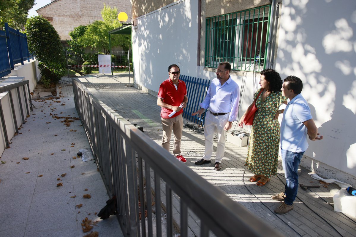 AytoColmenar's tweet image. 🚧🏫 El Ayuntamiento construye una nueva rampa en la entrada del CPB Fuentesanta de #ColmenarViejo
♿️ Mejora de la accesibilidad para todos los alumnos
🚛 Mejor acceso de mercancías y reparto
💰 Presupuesto alrededor de 40.000 euros