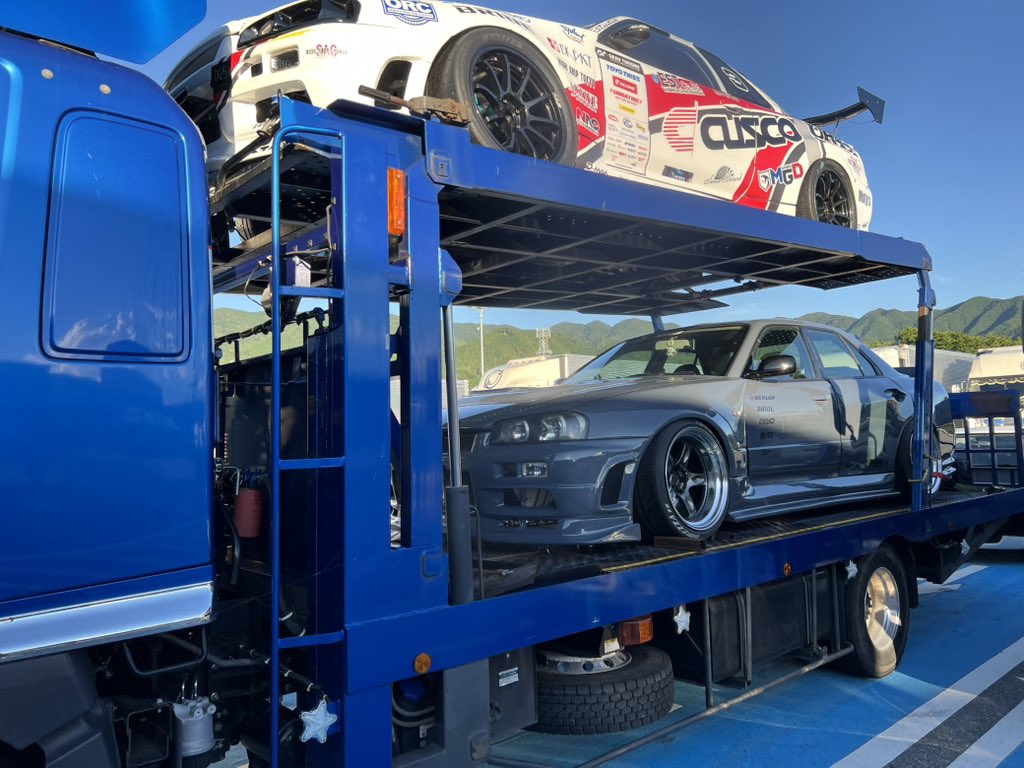 炎天下で洗車2台…。洗ってないクルマもw…。からの積み込み完了♪

また来るぶぁいっ…。