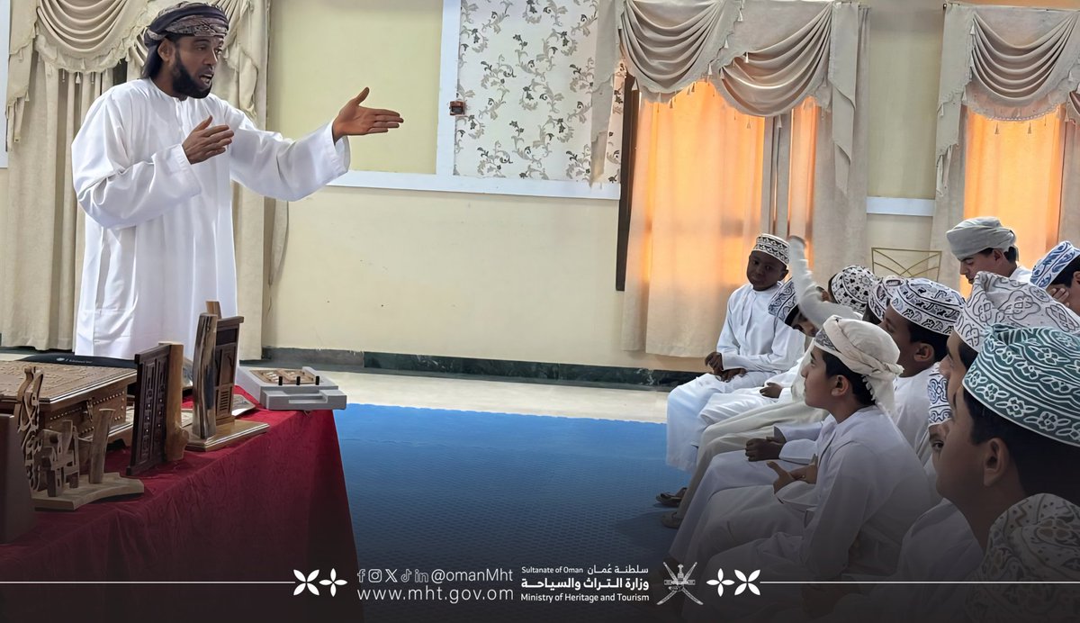 OmanMHT's tweet image. نظَّمت الوزارة ورشة عمل بعنوان «كيفية المحافظة على الحرف التقليدية وتطويرها» ضمن فعاليات الملتقى الصيفي «صيفي تواصل ونماء» بمحافظة جنوب الشرقية، شملت ورشة عملية بعنوان «حرفتي» لصناعة الكرناف (الكربة) للجيل النشء.
#تراث_وسياحة