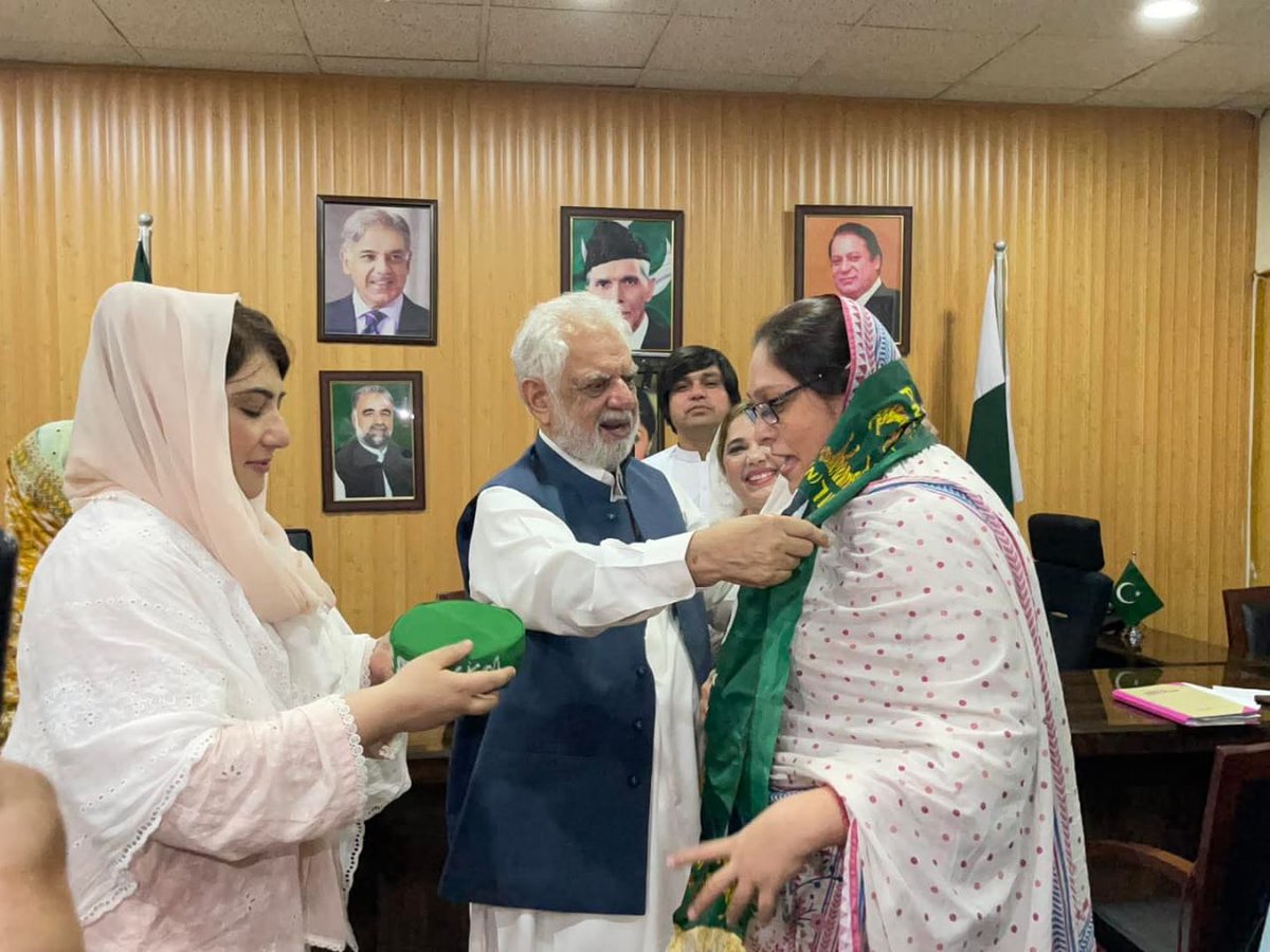 پی کے 79 سے تعلق رکھنے والی شاندانہ زمان نے پی ٹی آئی(پی)سے مستعفی ہو کر پاکستان مسلم لیگ نون میں شمولیت اختیار کر لی۔ اس موقع پر صوبائی صدر خواتین وِنگ و ایم پی اے صوبیہ شاہد اور سابقہ گورنر اقبال ظفر جھگڑا بھی موجود ۔