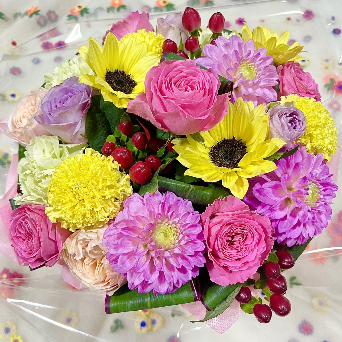 minsmade's tweet image. ありがたい事に今年もmin&apos;s made活動開始記念日に、素敵なお花を頂いちゃったのだ🙈💐❣️
いつも沢山支えてくれたり、パワーをくれたりありがとう🥰🙏🍀
そして日々頑張るとしさんに、私も頑張らなきゃ💪と、とても刺激を貰っています☺️🍀
12年目も私らしく楽しく頑張ります☺️💎🌈❣️✨