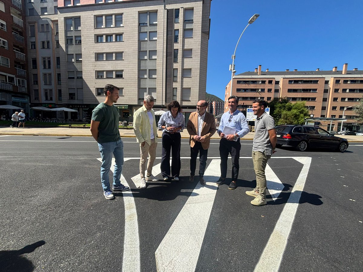 La 8 Bierzo (@8bierzo) on Twitter photo El alcalde de Ponferrada, <a href="/MoralaMarco/">Marco Morala</a>, inaugura las obras de asfaltado y señalización de la Avenida del Castillo. La inversión ha sido de 220.000 euros, garantizando la seguridad de vehículos y peatones. El alcalde de Ponferrada, <a href="/MoralaMarco/">Marco Morala</a>, inaugura las obras de asfaltado y señalización de la Avenida del Castillo. La inversión ha sido de 220.000 euros, garantizando la seguridad de vehículos y peatones.